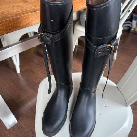 Burberry Riding Rain Boots with Belt - Picture 2 of 6